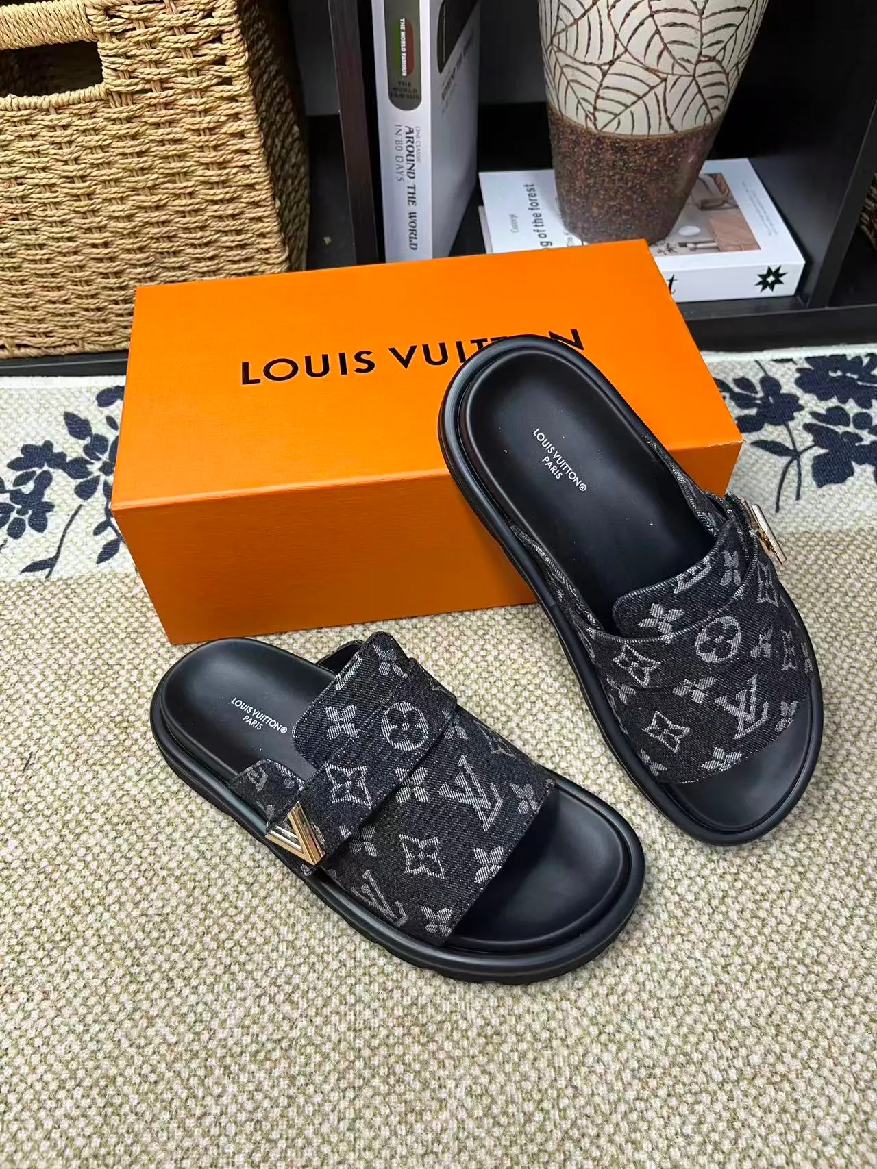 P340 [New Style] [LOUIS VUITTON] Louis Vuitton, LV printing, men's and women's slippers are now on the market, packed in drawer boxes with cloth bags and cards, the upper pattern looks very soft and waxy, and is a super versatile leg slimming tool. Fabric: imported denim/canvas/old fabric, LV hardware LOGO, official website pattern printing, comfortable to wear, feet: high-elastic PU water table. Sole: foam sole, heel height: about 5cm. Code number: 35-46, 35, 45, 46 are custom-made and non-returnable. Color: multiple colors and styles available.